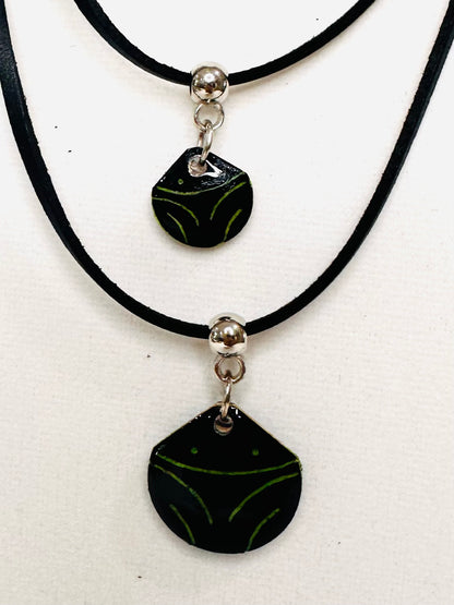 Muiraquitã two round Necklace detail