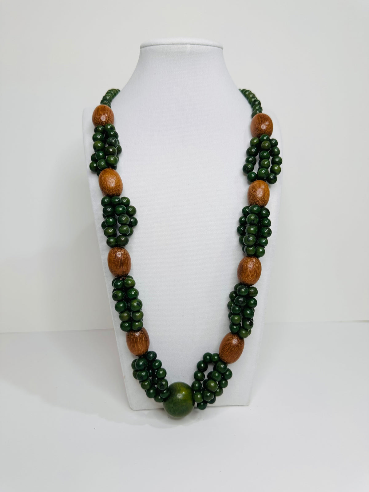 Polished green açaí beads and natural wood detail necklace