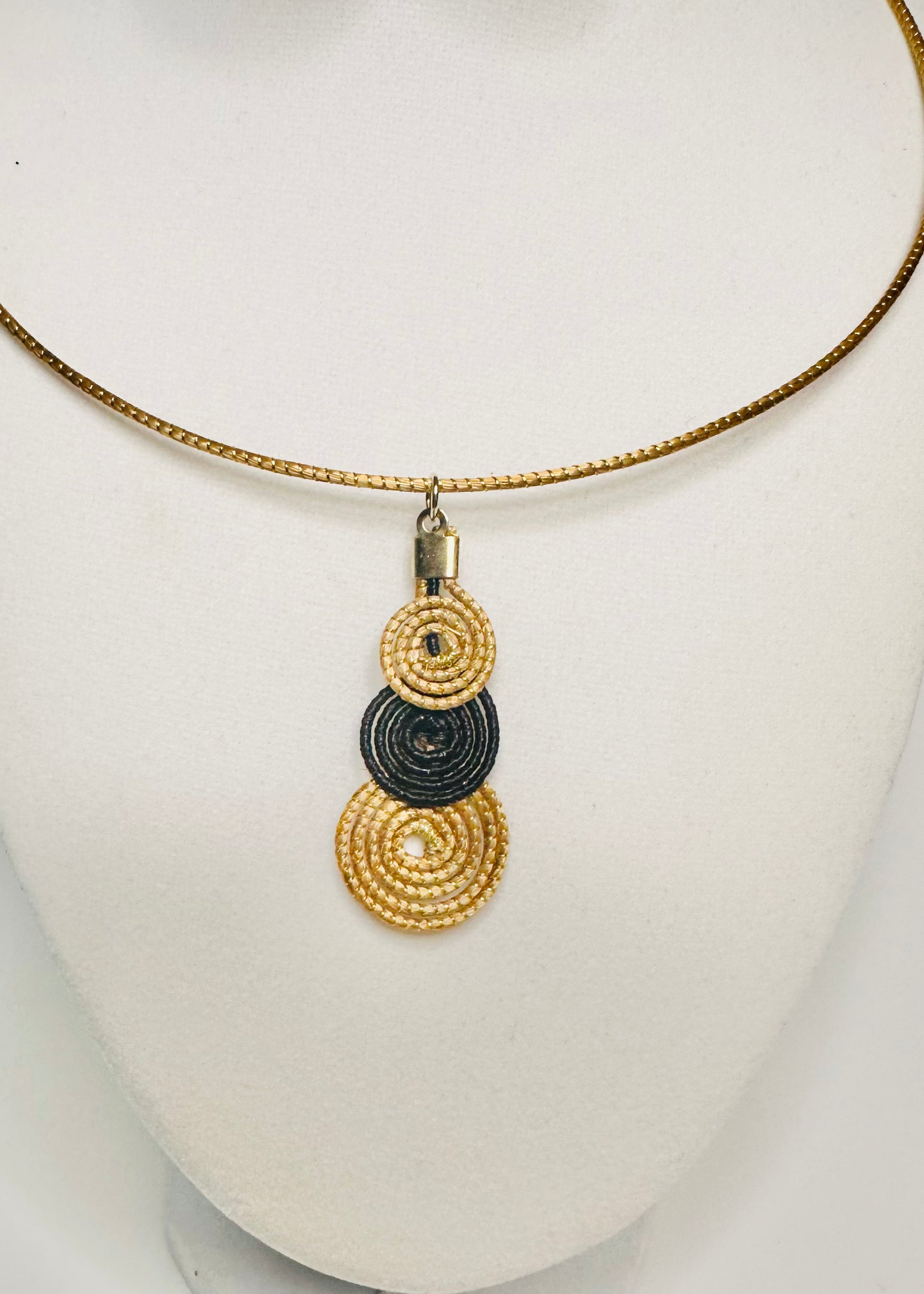 Threads of Freedom Set – Handcrafted Golden Grass Jewelry by Quilombola Artisans | Sustainable Elegance detail1
