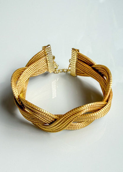Infinity Knot Golden Grass bracelet made from Brazilian Capim Dourado detail